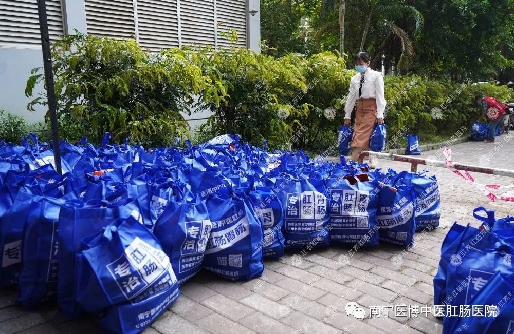 獻(xiàn)愛(ài)心&middot;戰(zhàn)疫情｜我院支部走進(jìn)安吉華都小區(qū)開(kāi)展捐物活動(dòng)